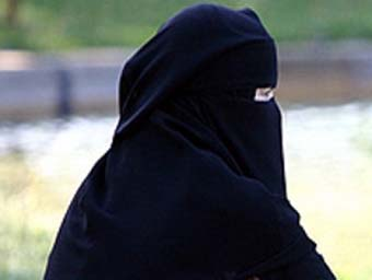 حاول رؤية وجهها لأول مرة بعد 30 عاماً من الزواج