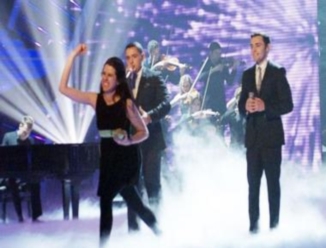 بالفيديو .. إمرأة ترشق سايمون كويل بالبيض أثناء برنامج Britain's Got Talent