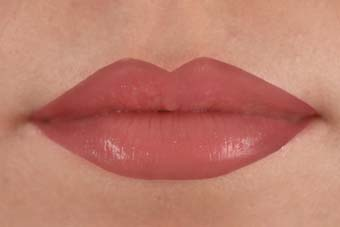 إمرأة تلصق شفتيها ببعضها بالصمغ عن طريق الخطأ