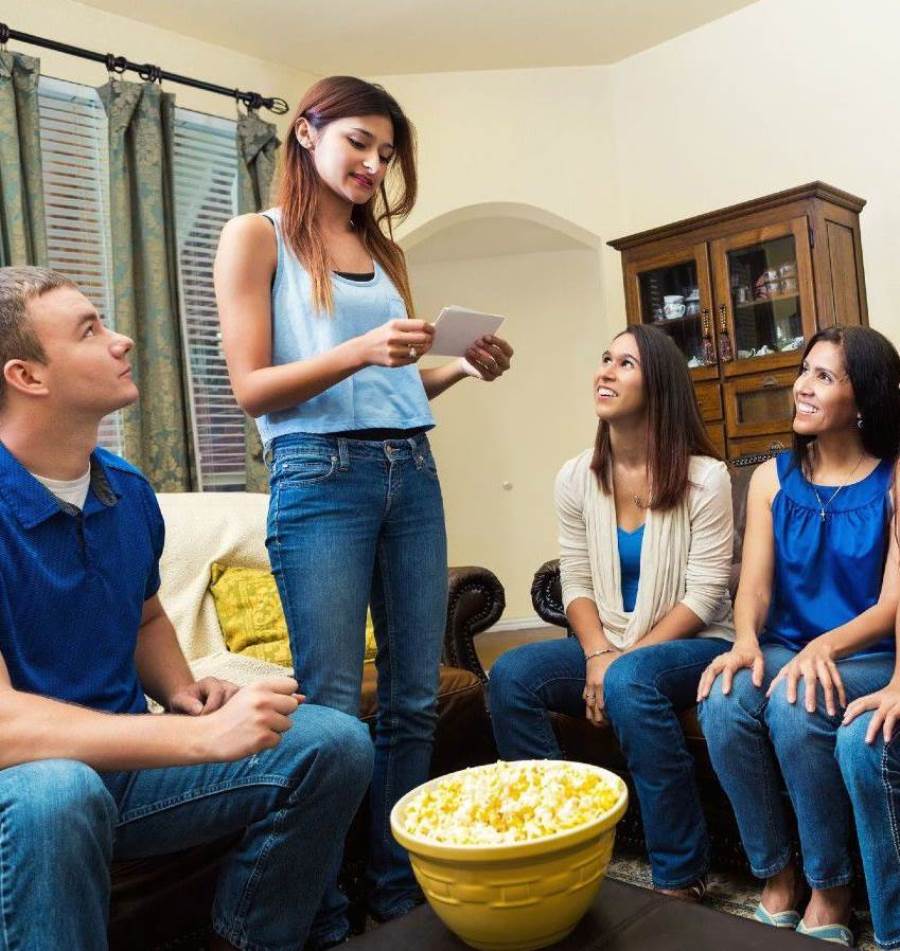 خبيرة إتيكيت : احرصى دائمًا على فتح موضوعات شيقة ومتنوعة لتسلية ضيوفك