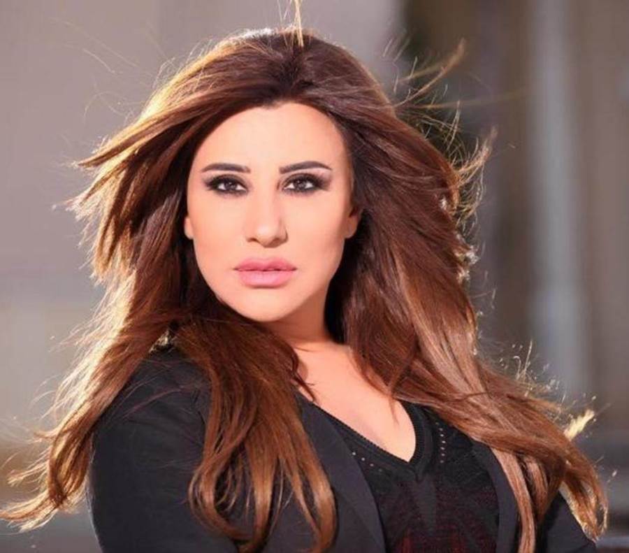 نجوى كرم تشعّ بفستان أنيق وإطلالة مميزة