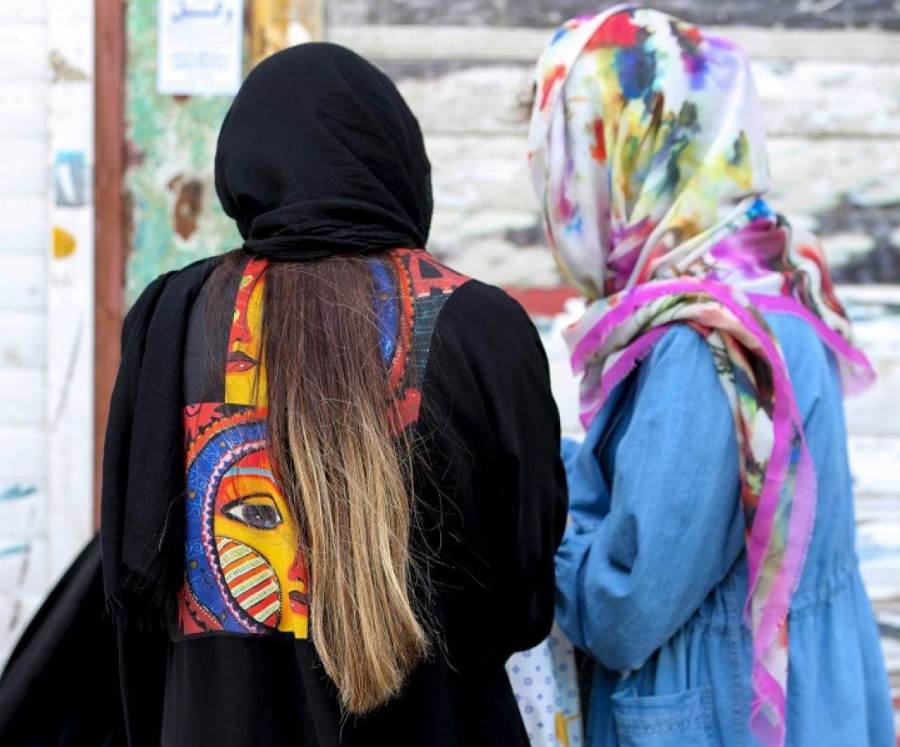 ثورة الألوان .. الحجاب الإيراني بدأ يفقد سواده وقتامته