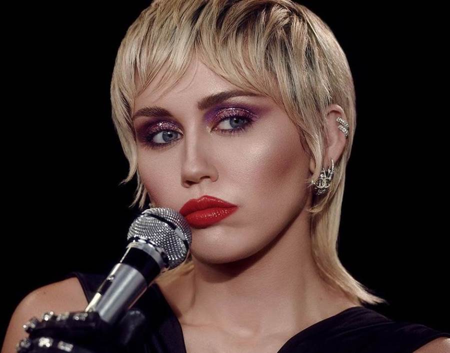  مايلي سايروس : "دموعي في أغنية Wrecking Ball كانت من أجل كلبي المتوفي"