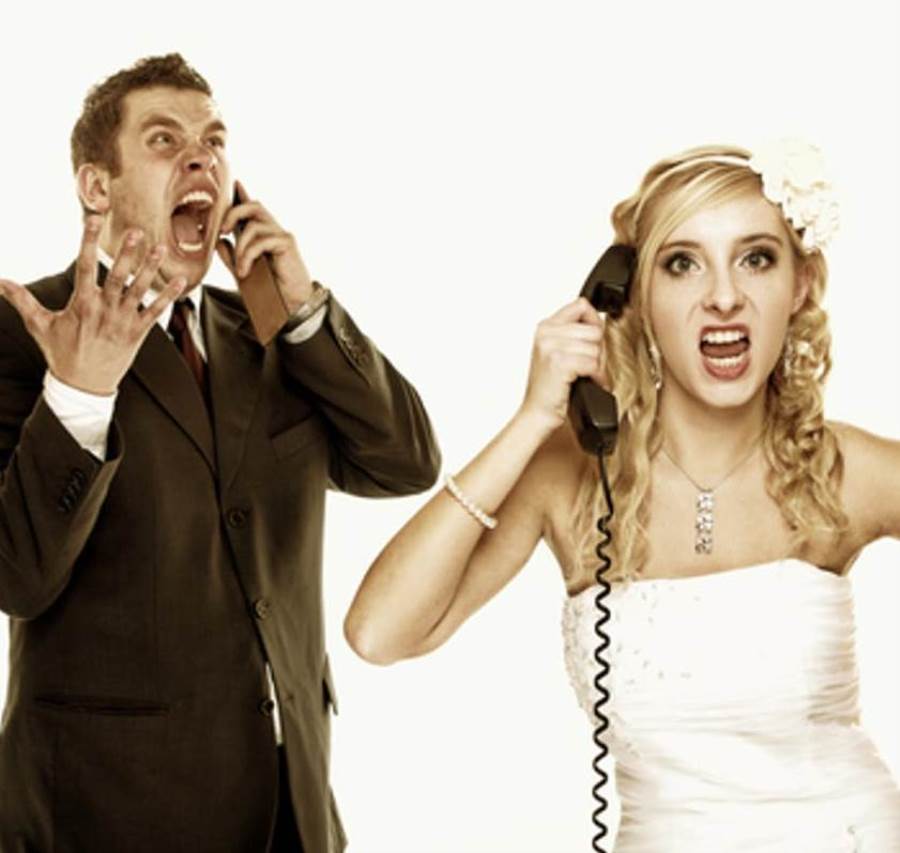 كيف تتجنبين المشكلات العائلية قبل زفافك؟