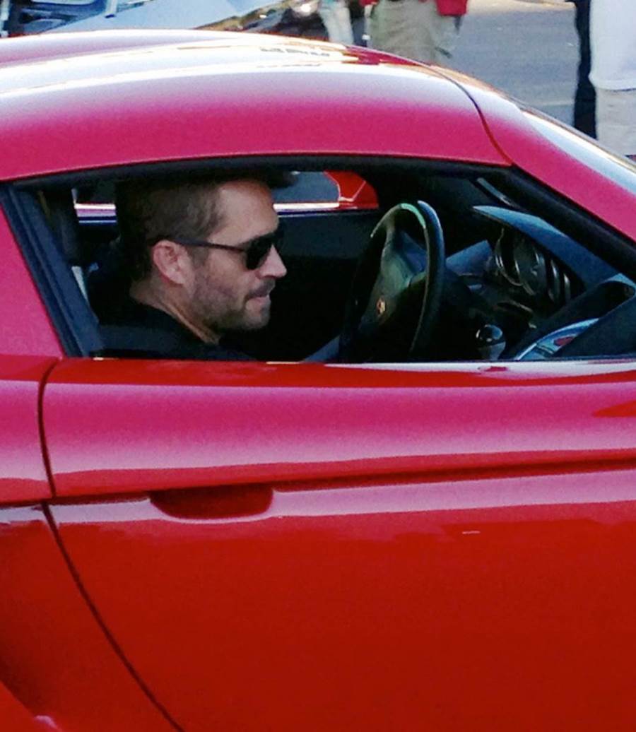 الصورة الأخيرة للممثل بول ووكر مع سيارة البورش قبل دقائق من انفجارها