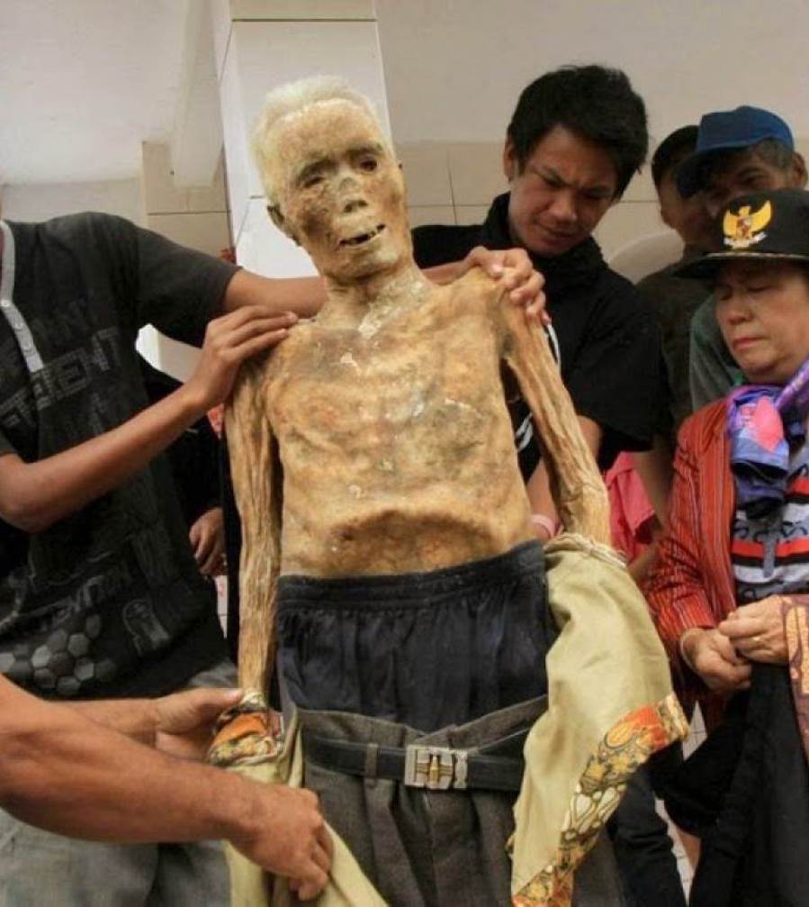 إقليم اندونيسي يخرج موتاه في "نزهة"