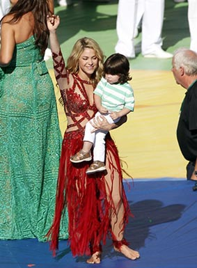 شاكيرا وابنها ميلان