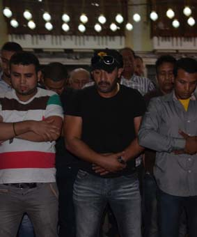 أحمد السقا ومحمد فؤاد وأحمد راتب يواسون رامز جلال وشقيقه ياسر فى تشييع جثمان والدهما