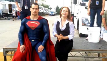 "سوبر مان" يتحدى الثلج 6 مرات بكواليس فيلم Batman V Superman!
