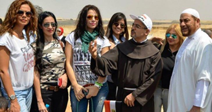 هاني سلامة وندى بسيوني والأب بطرس دانيا في قناة السويس