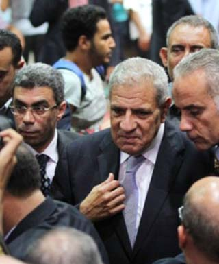 . محلب وعادل إمام وهنيدى في عزاء أحمد رجب