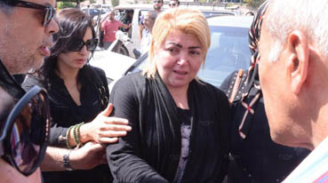 شاهد مها أحمد تنهار باكية في جنازة والدها .. والعزاء غداَ