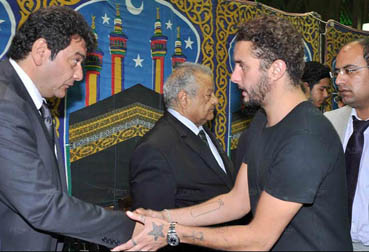 شاهد أحمد الفيشاوي بـ "تاتو" طفاية حريق!
