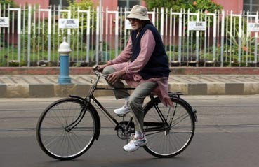  شاهد أميتاب باتشان يتجول في شوارع بوليوود "بالدراجة"