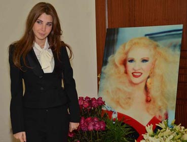 بالصور .. نانسي عجرم تشارك شخصيا في عزاء الشحرورة .. فماذا ارتدت؟