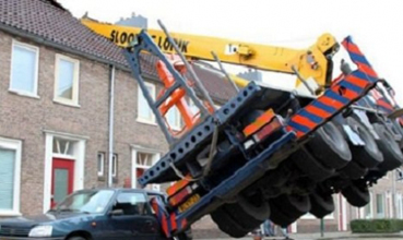 يحطم 3 منازل لطلب يد حبيبته