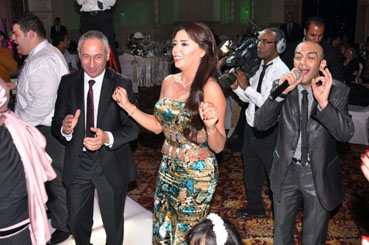 رانيا يوسف ترقص في زفاف شقيقها