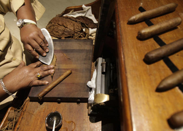 "دياز" بتلفّ "سيجار" من 48 سنة : وجاء الأمريكان