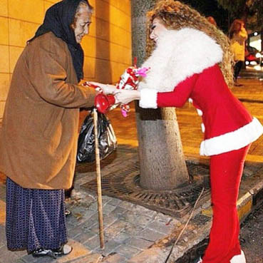 ميريام فارس بزي "بابا نويل".. توزع الهدايا على المارة في الشارع
