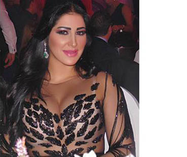 زوجة صابر الرباعي تخطف الأنظار بفستانها الشفاف