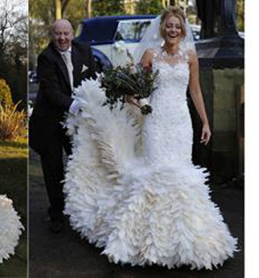  بريطانية تصنع لنفسها فستان زفاف سحري بريش الإوز