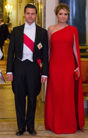 زوجة الرئيس المكسيكي تسرق الاضواء بثوبها الأحمر ثم تلاحقها فضيحة "البكيني"