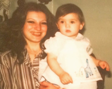 صورة كندة علوش في طفولتها مع والدتها تكشف مدى التشابه بينهما