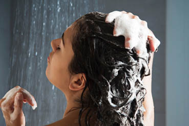 عادات سلبية تفعلينها عند الاستحمام تجعل مظهرك أسوأ