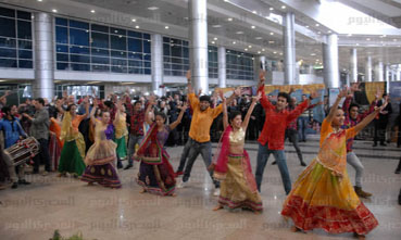  فرقة هندية ترقص فى مطار القاهرة .. تعرف على السبب !!