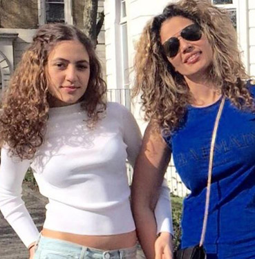 شاهد زوجة عمرو دياب ترتدي ماركة عالمية وإبنته تكشف بطنها بالـcrop top