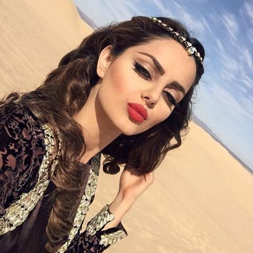  الإيرانية ماهلاغا تعود بـ"لوك" ملكة الصحراء .. وترتدي العباءة