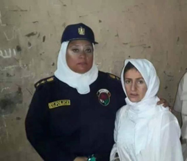 أول صور لـ «سيدة المطار» بالملابس البيضاء في سجن أبو زعبل