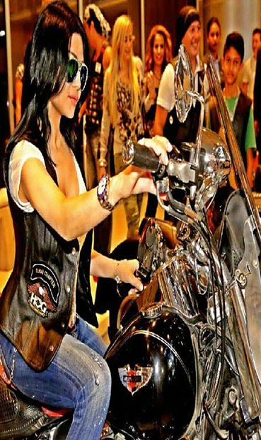  شاهد إطلالة هيفاء وهبي على الدراجة النارية في دبي