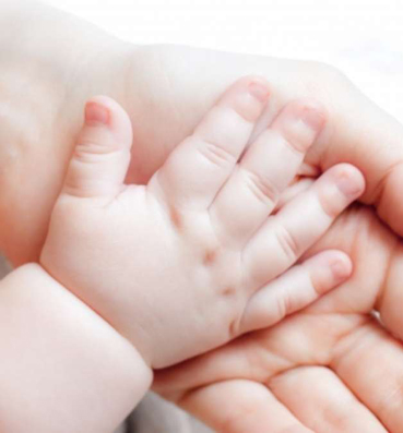 طرق بسيطة للحفاظ على نظافة يدي الرضيع
