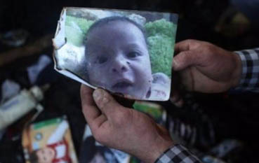 وفاة والد الرضيع الفلسطيني الذي قضى حرقا