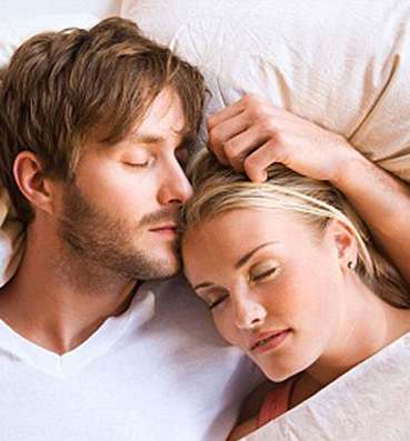 ما فائدة تأمل الزوج لزوجته وهى نائمة؟ 