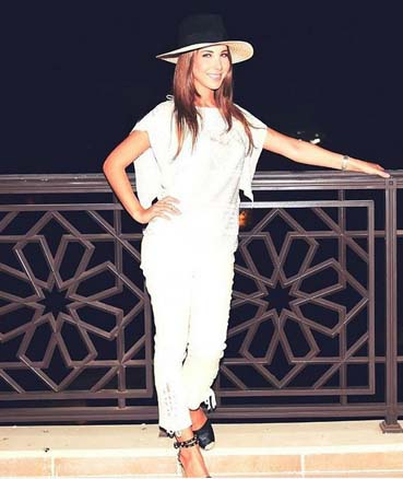 نانسي عجرم بإطلالة رقيقة بالأبيض