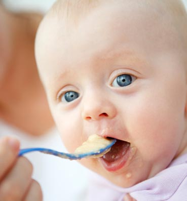 4 أطعمة توجد في المطبخ يومياً تهدد حياة طفلك