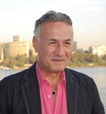 عزت أبوعوف يعلن زواجه من مديرة أعمال