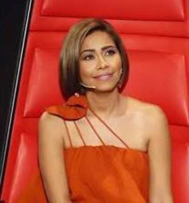 شيرين تخلع حذائها لمتسابق جزائري في "the voice"