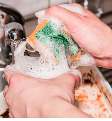 متى يجب عليك التخلص من أسفنجة غسل الأطباق؟
