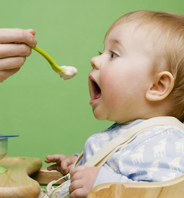 الإفراط في تناول السكريات يقلل قدرة الطفل على التركيز