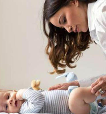 3 حلول لتسريبات حفاضات رضيعك