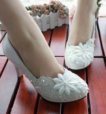 إذا كان حفل زفافك قريبا .. هذه أساسيات اختيار الحذاء 