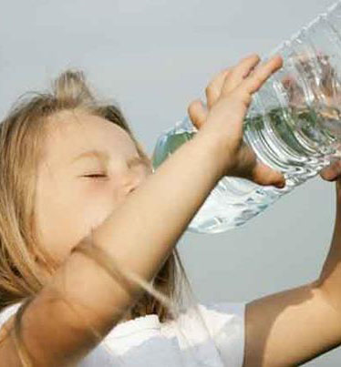 شجعى طفلك على شرب الماء
