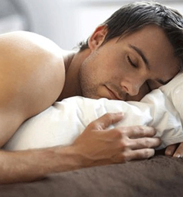 دراسة: النوم عاريا يقوى جهاز المناعة ويقلل من الأرق 