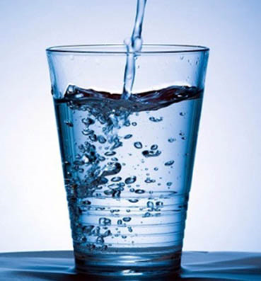 تناول 8 أكواب من الماء  .. هل يضر بصحتك؟