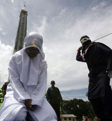 الضرب بالعصا عقاب من "تبادلوا القبل" في إندونيسيا