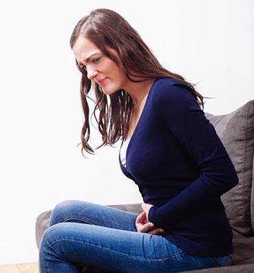 8 عادات خطيرة تزيد من الألم الدورة الشهرية