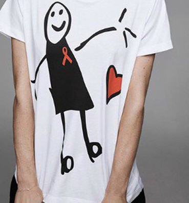 فيكتوريا بيكهام تصمم "تى شيرت" للكبار والأطفال للتوعية بمرض الإيدز
